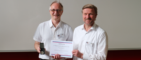Prof. Dr. Arne Lützen (r.) and Prof. Dr. Frank Würthner presenting the medal and certificate