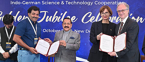 Würdigung in Delhi (v.l.): Professor Mahesh Hariharan mit dem indischen Wissenschaftsminister Jitendra Singh, Bundesforschungsministerin Bettina Stark-Watzinger mit Professor Frank Würthner. (Bild: Goyal Photo)