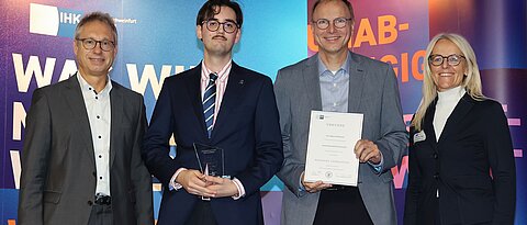 Magnus Wirthmann und sein Ausbilder Dr. Alfons Ledermann werden umrahmt von Jürgen Bode (stellv. Hauptgeschäftsführer der IHK Würzburg-Schweinfurt) und der Präsidentin der IHK, Caroline Trips (Foto: Rudi Merkel / IHK)