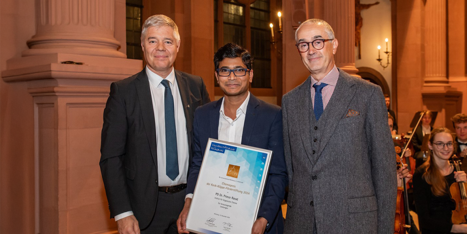 Der Vorsitzende des Unibundes, Dr. Gunther Schunk (l.) und Laudator Prof. Dr. Christoph Lambert mit Preisträger Dr. Prince Ravat (Foto: Silvia Gralla)