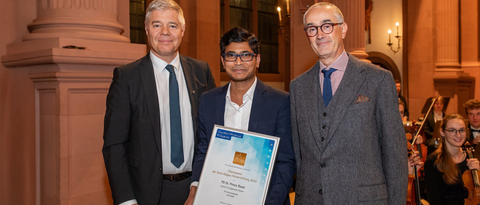 The Chairman of the Universitätsbund, Dr. Gunther Schunk (left) and laudator Prof. Dr. Christoph Lambert with award winner Dr. Prince Ravat (Photo: Silvia Gralla)